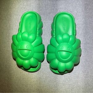 Takashi Murakami Ohana Full Bloom slides - never worn island green sz 6m/7.5w